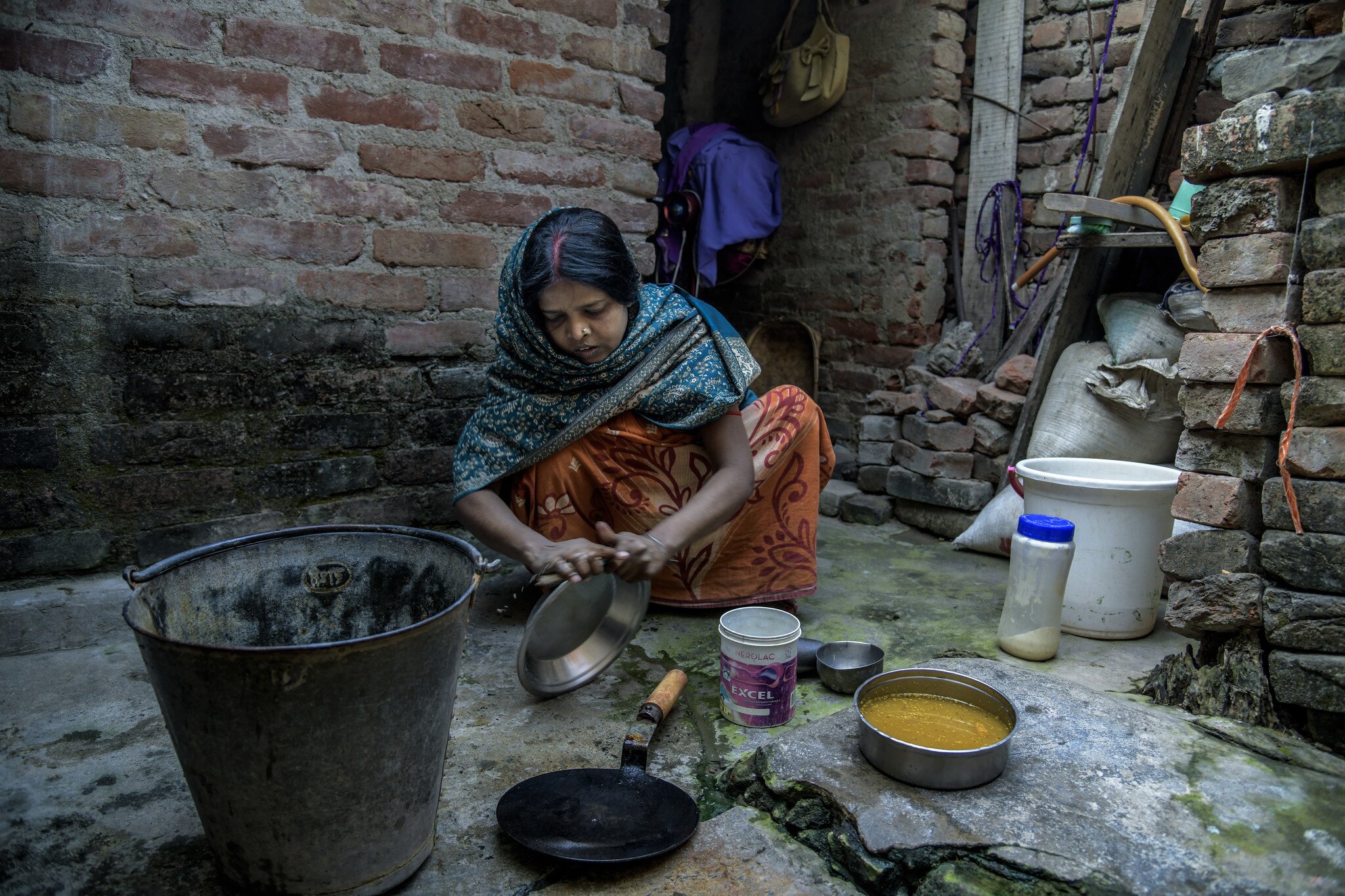 High rents in India have forced poor people into crowded and cramped living spaces where they share communal toilets and water facilities, leaving them at greater risk of contracting COVID-19. Physical distancing is advocated to prevent the spread of coronavirus, but most of them live with several family members in one-room homes making them vulnerable to infection. (Photo: Atul Loke, Panos / Oxfam)